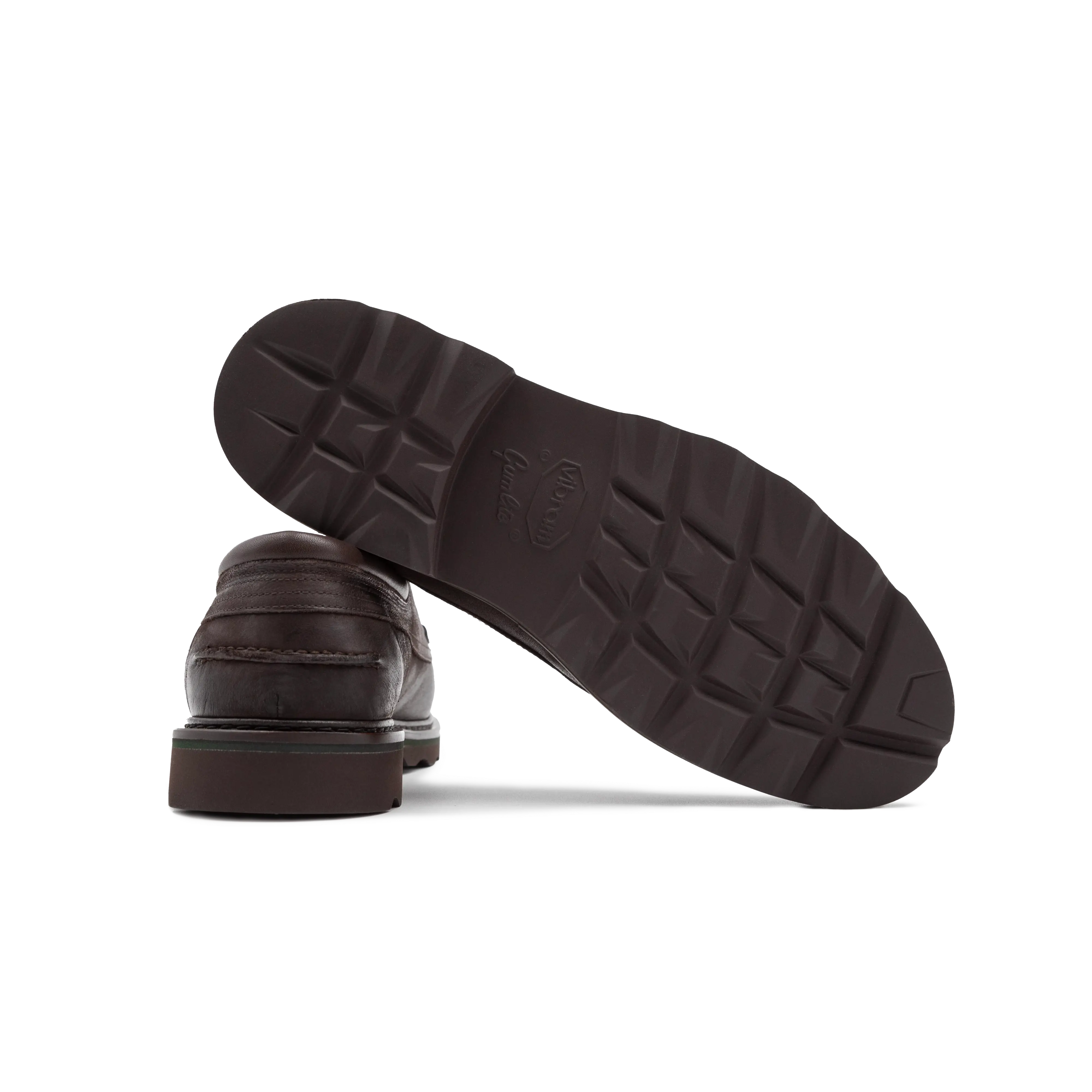 Dettaglio tecnico della suola cucita della scarpa Arona in pelle testa di moro dei Maestri Ciccone in Gumlite VIbram, progettata per offrire flessibilità e resistenza nel labirinto urbano.