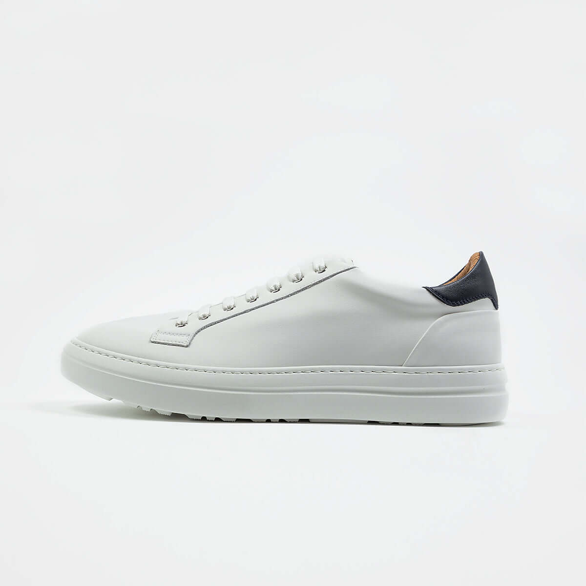 Sneakers da uomo in pelle bianca, modello Pescara di Ciccone - vista dal lato