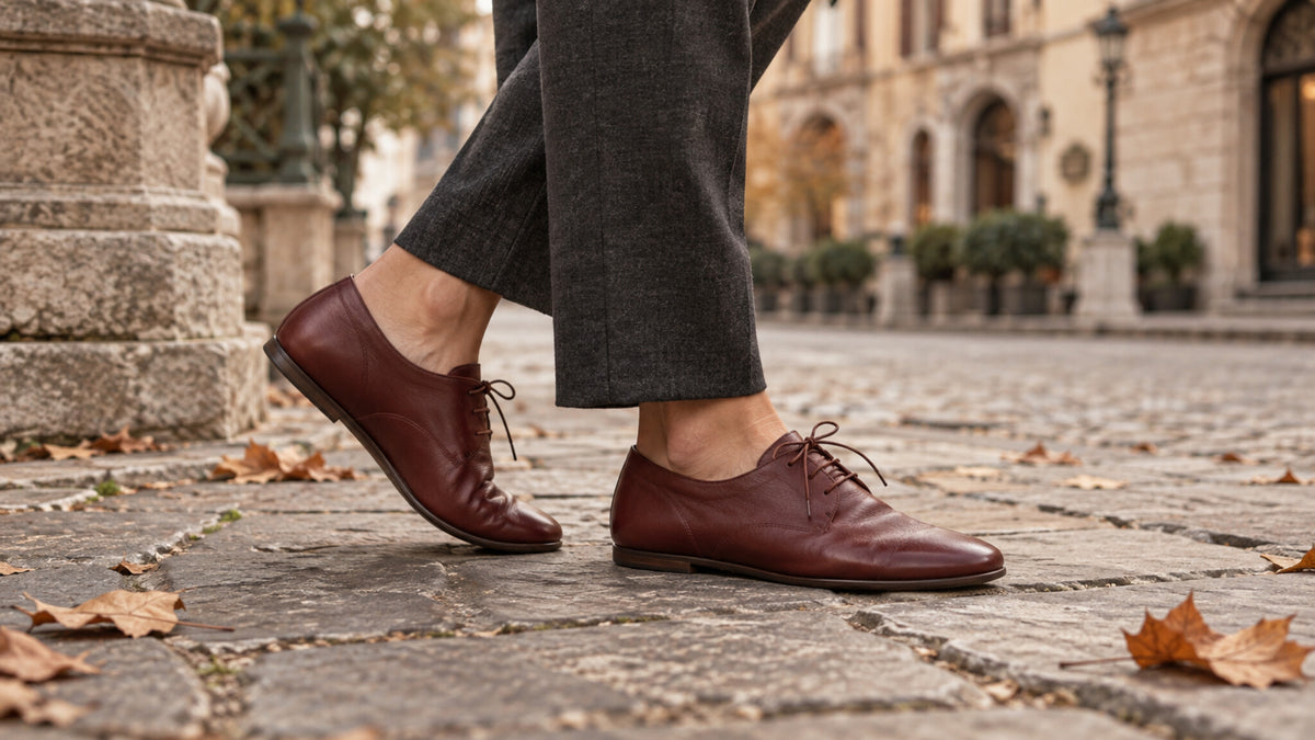 Jazz shoes color bordeaux indossate su un pavé cittadino in autunno