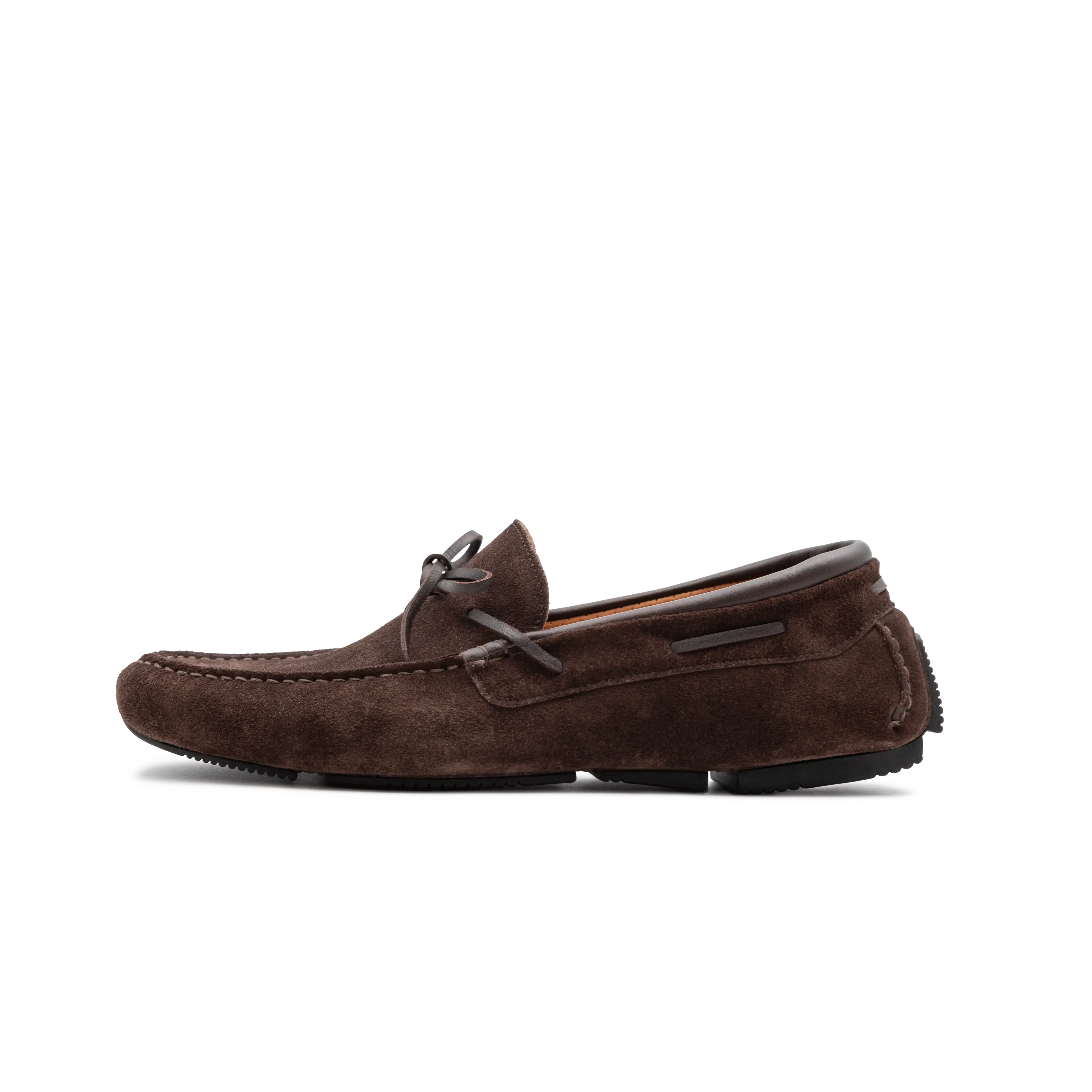 Vista laterale del mocassino Gallipoli in morbida pelle scamosciata testa di moro con silhouette raffinata e suola in gomma cucita artigianalmente nel laboratorio Maestri Ciccone.