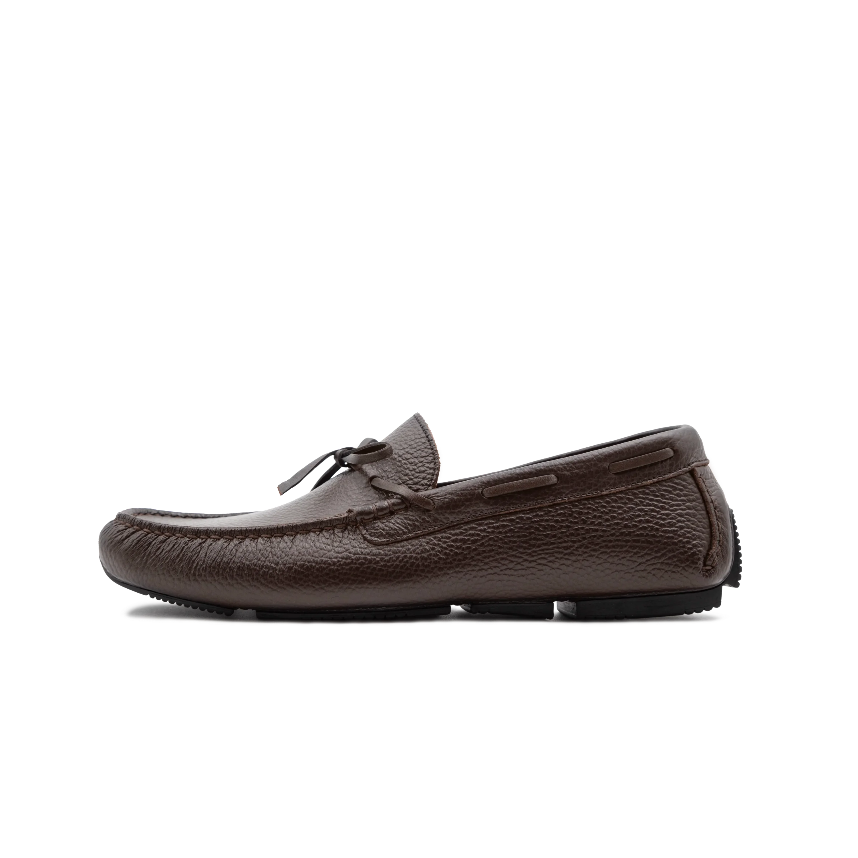 Vista laterale del mocassino Polignano in pregiata pelle pieno fiore martellata color testa di moro con silhouette classica e suola in gomma cucita artigianalmente nel laboratorio Maestri Ciccone.