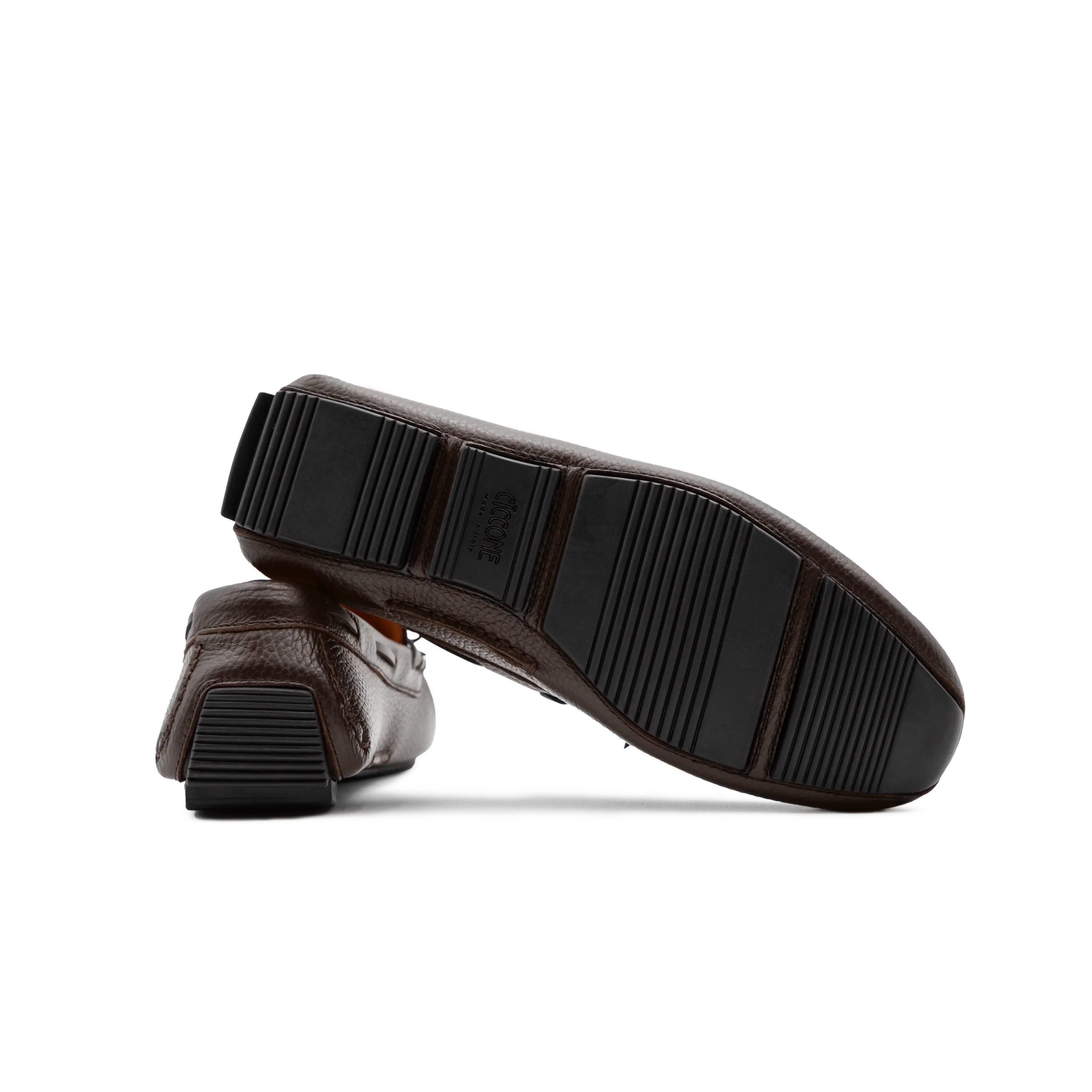 Technical detail of the stitched rubber sole Loafer Polignano dark brown which guarantees flexibility and exceptional durability thanks to the Montegranaro processing.