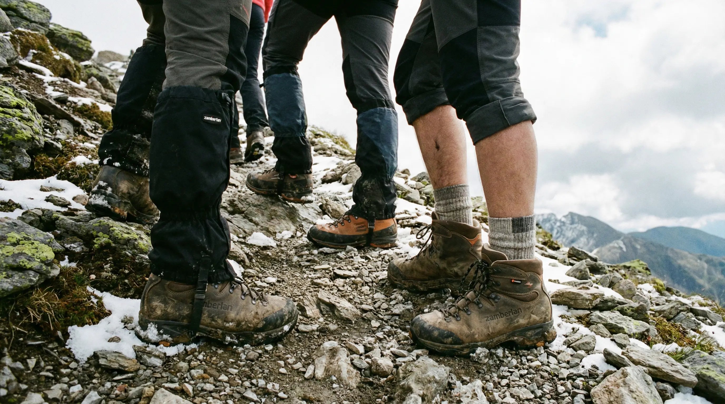 Gruppo di persone che cammina in montagna con degli scarponi da trekking zamberlan
