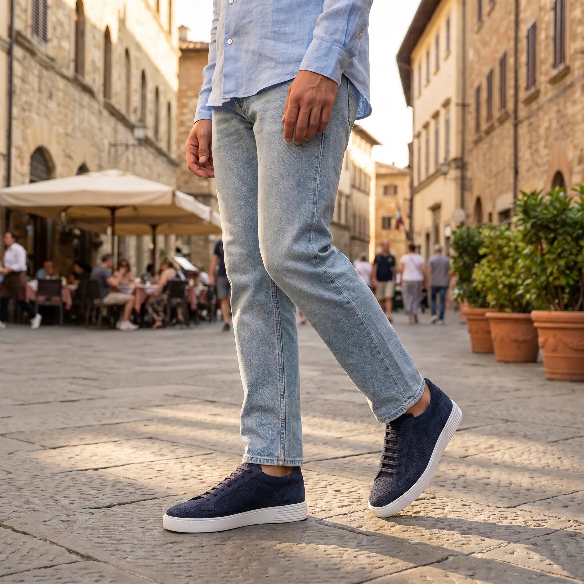 Sneakers estive in pelle traforata, colore blu, modello Cagliari di Ciccone - foto indossata