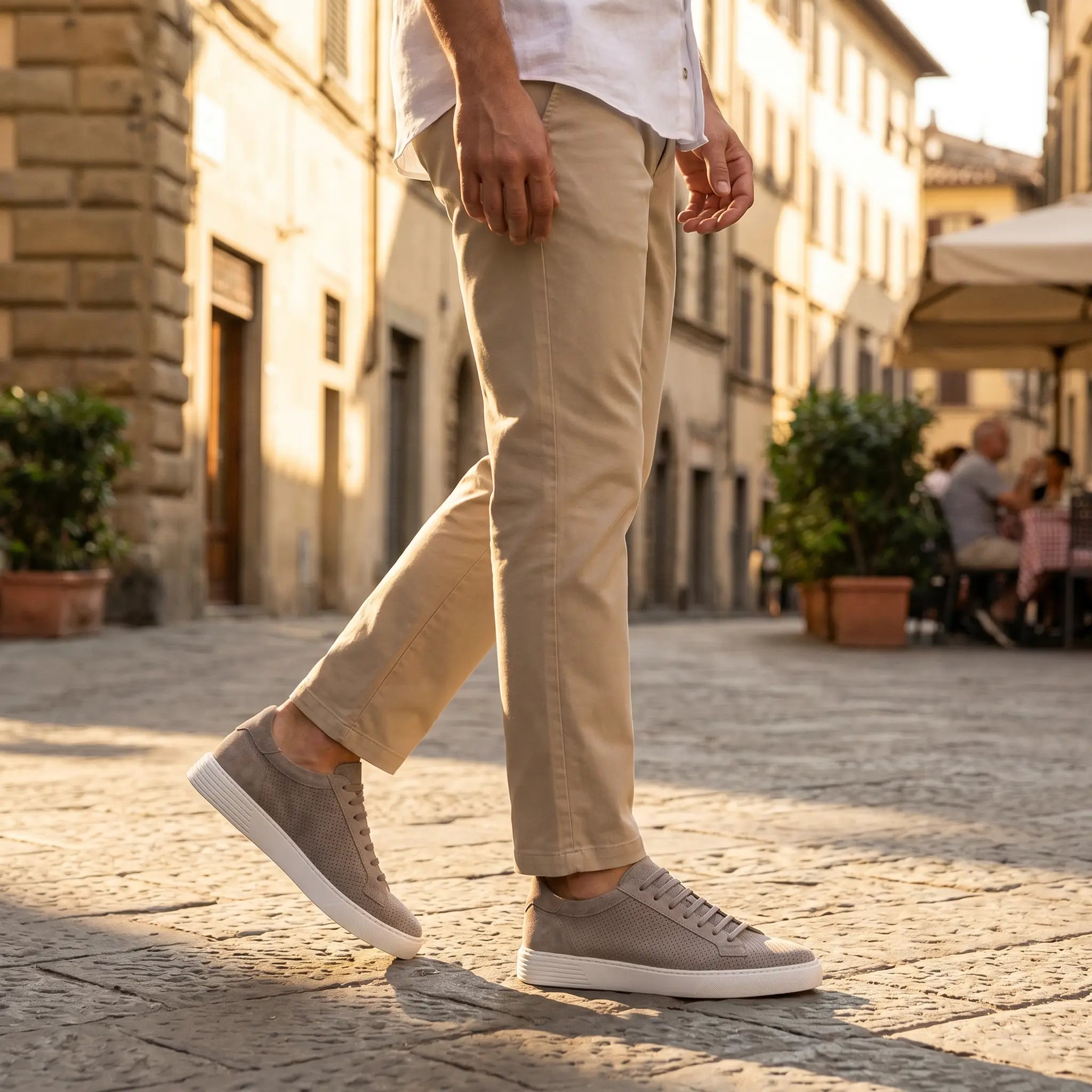 Sneakers estive in pelle traforata, colore Grigio, modello Cagliari di Ciccone - foto indossata