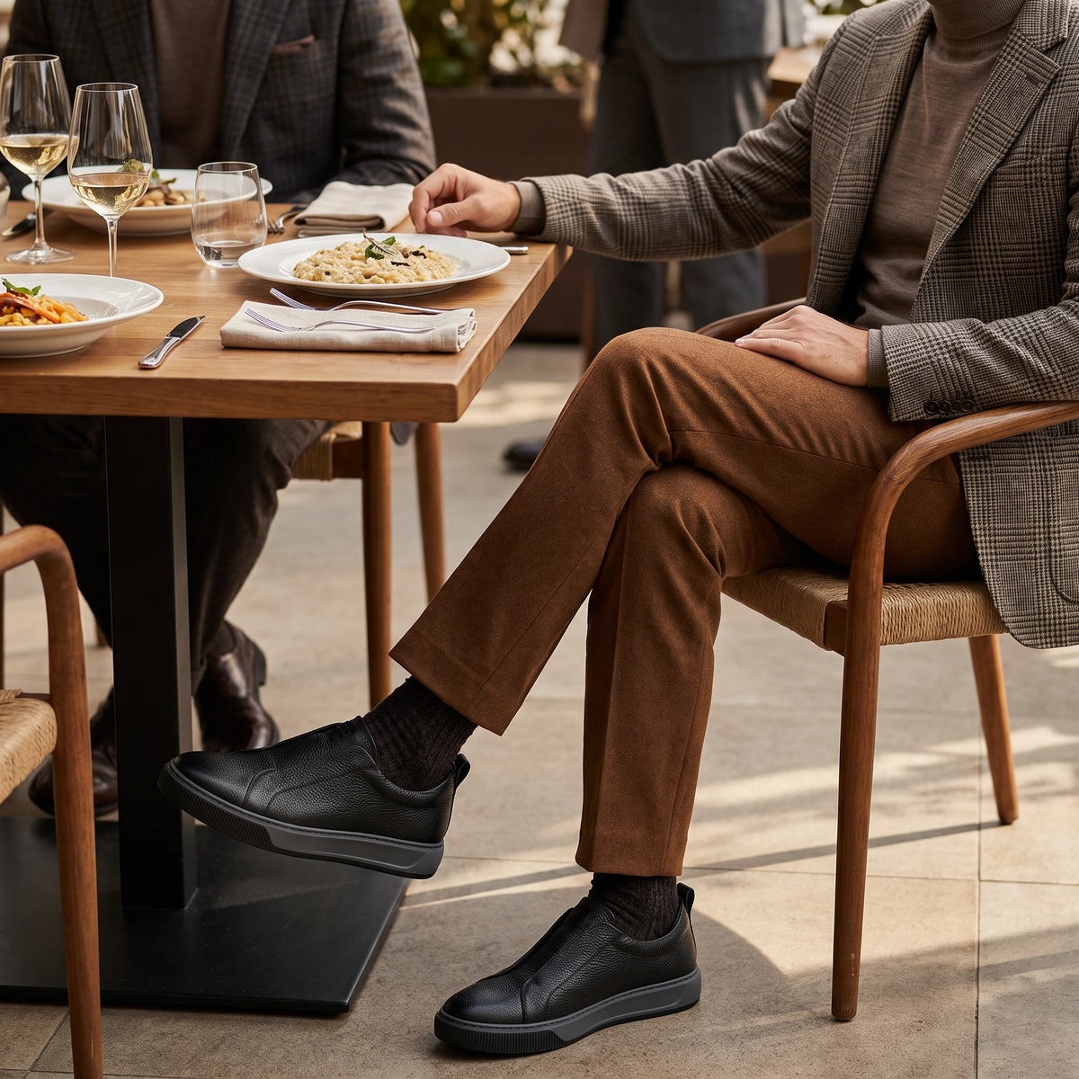 Sneakers da uomo in pelle colore nero modello Imola indossato.
