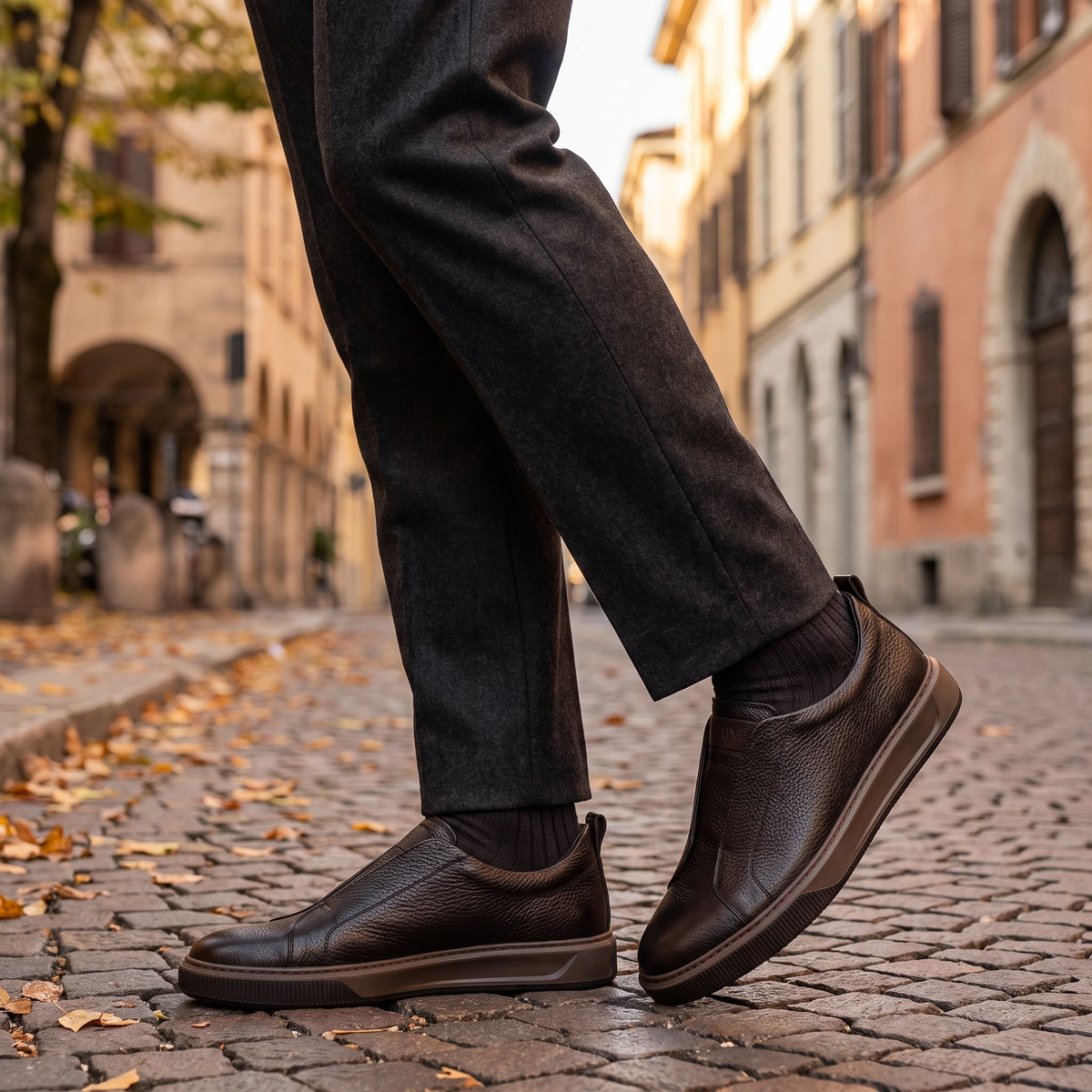 Sneakers da uomo in pelle colore testa di moro modello Imola indossato.