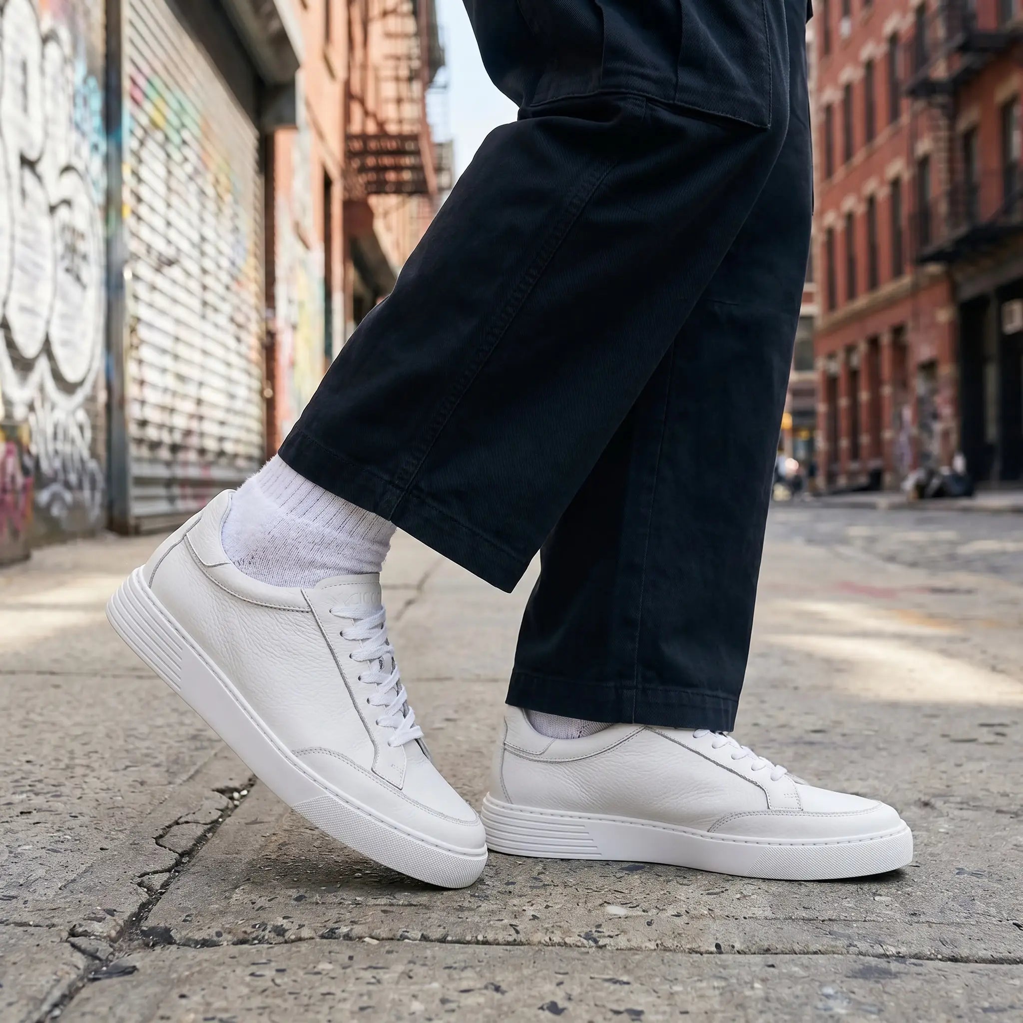 Sneakers da uomo un pelle martellata bianca, modello Avellino di Ciccone, vista indossate