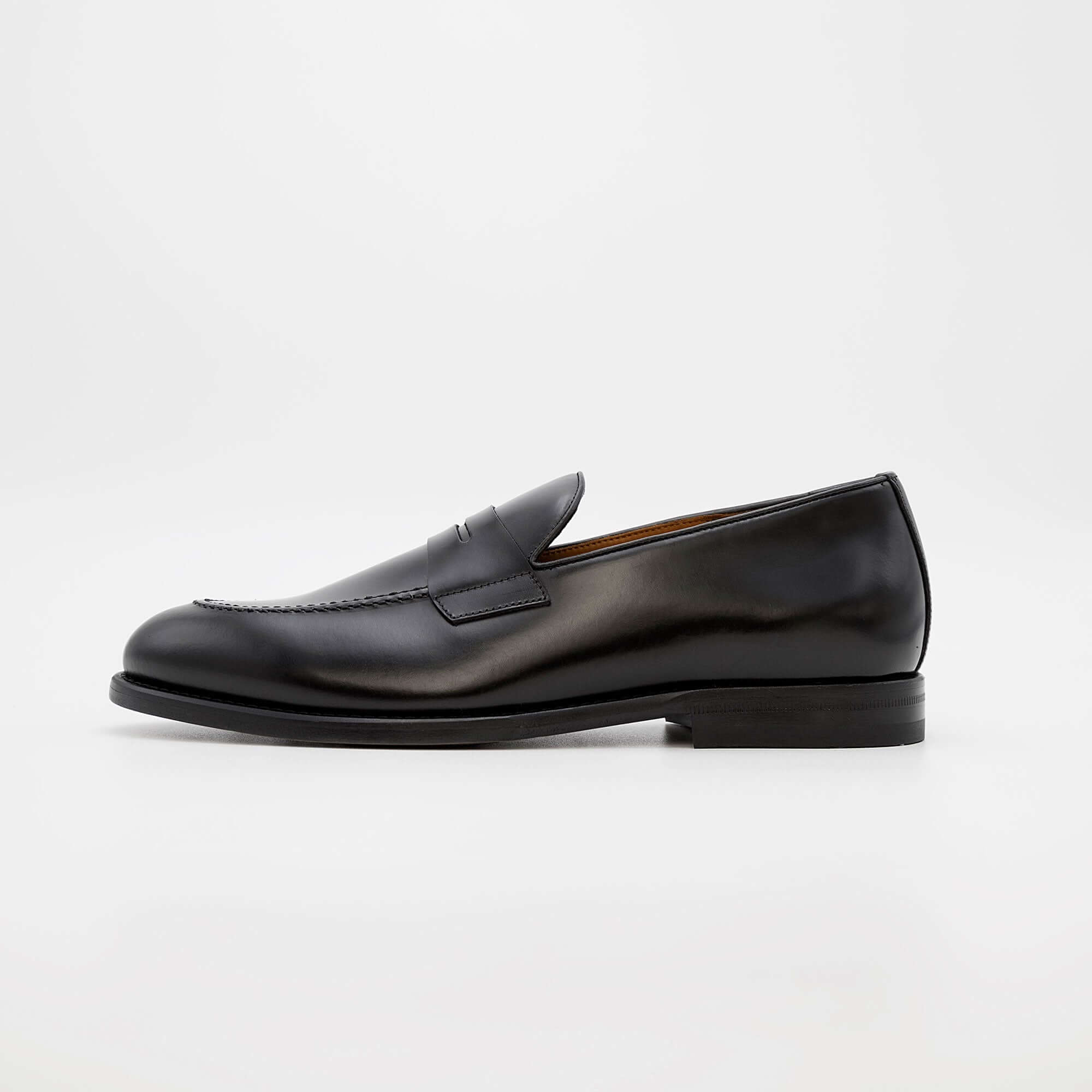 Vista laterale del mocassino tassel loafer da uomo in pelle di vitello spazzolato nera di Ciccone.