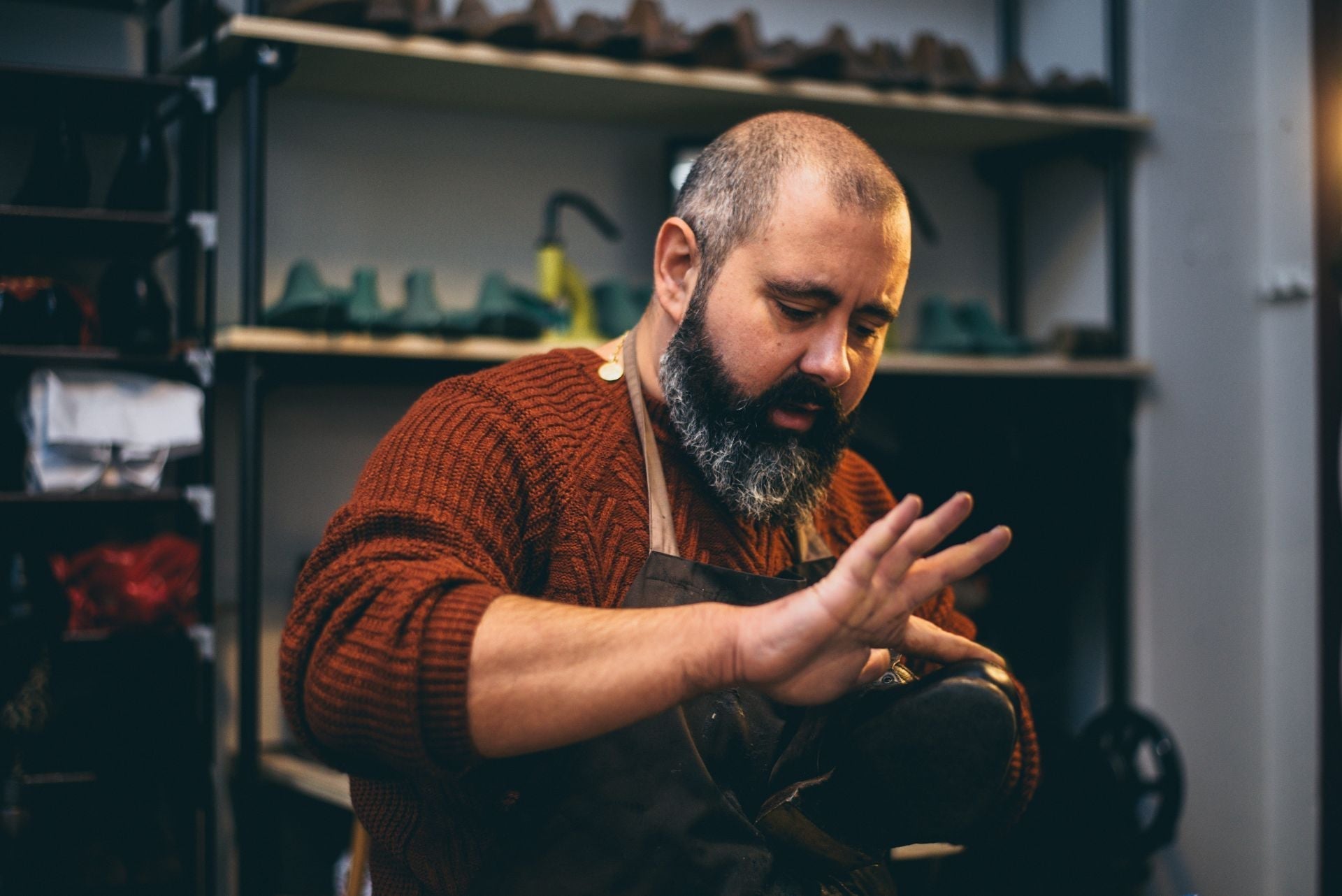 Scarpe artigianali o industriali? Scopri le vere differenze e i vantaggi reali