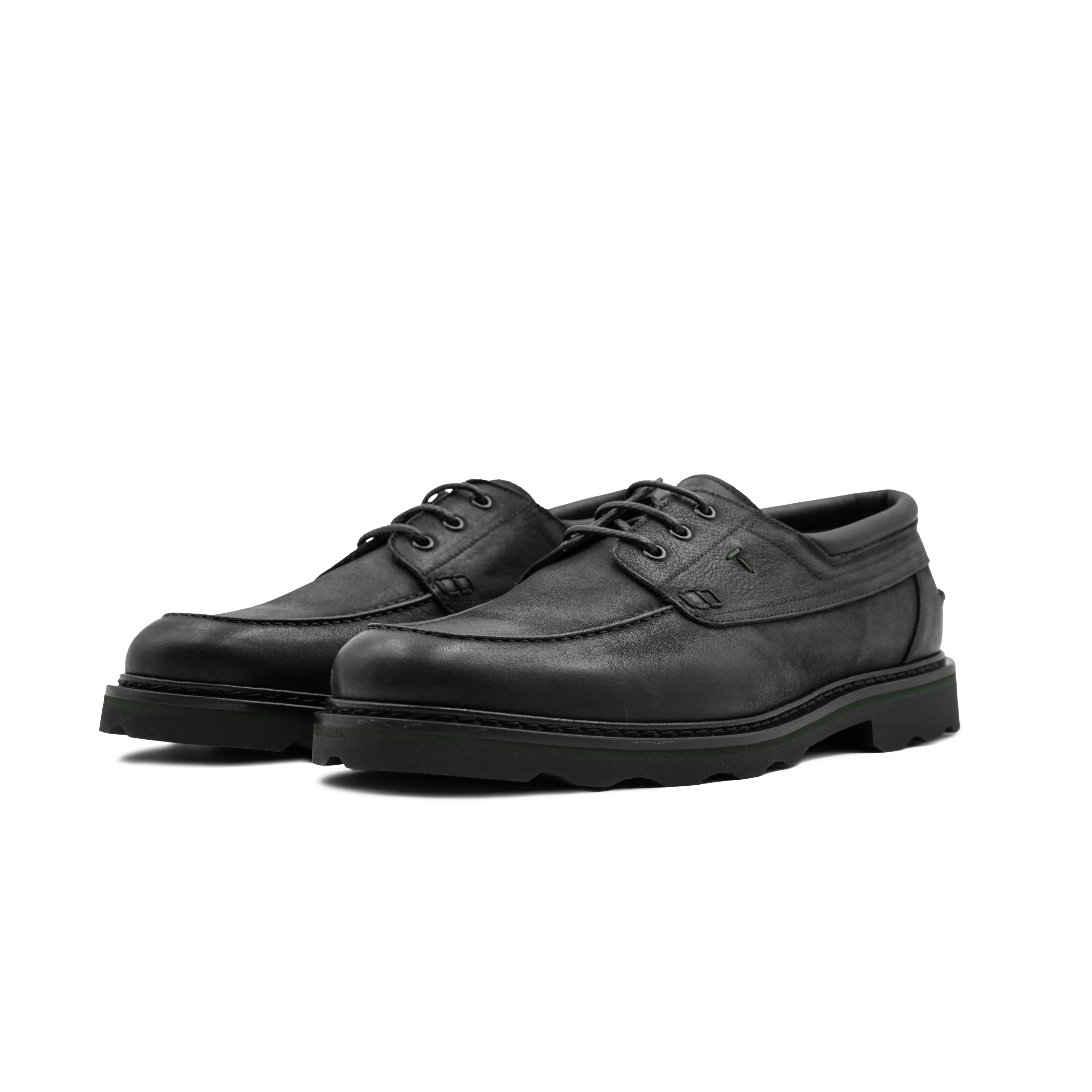 Paio di scarpe Arona Ciccone in pelle nera, l'alternativa comoda e di carattere al classico mocassino, ideale per il tempo libero e la città.