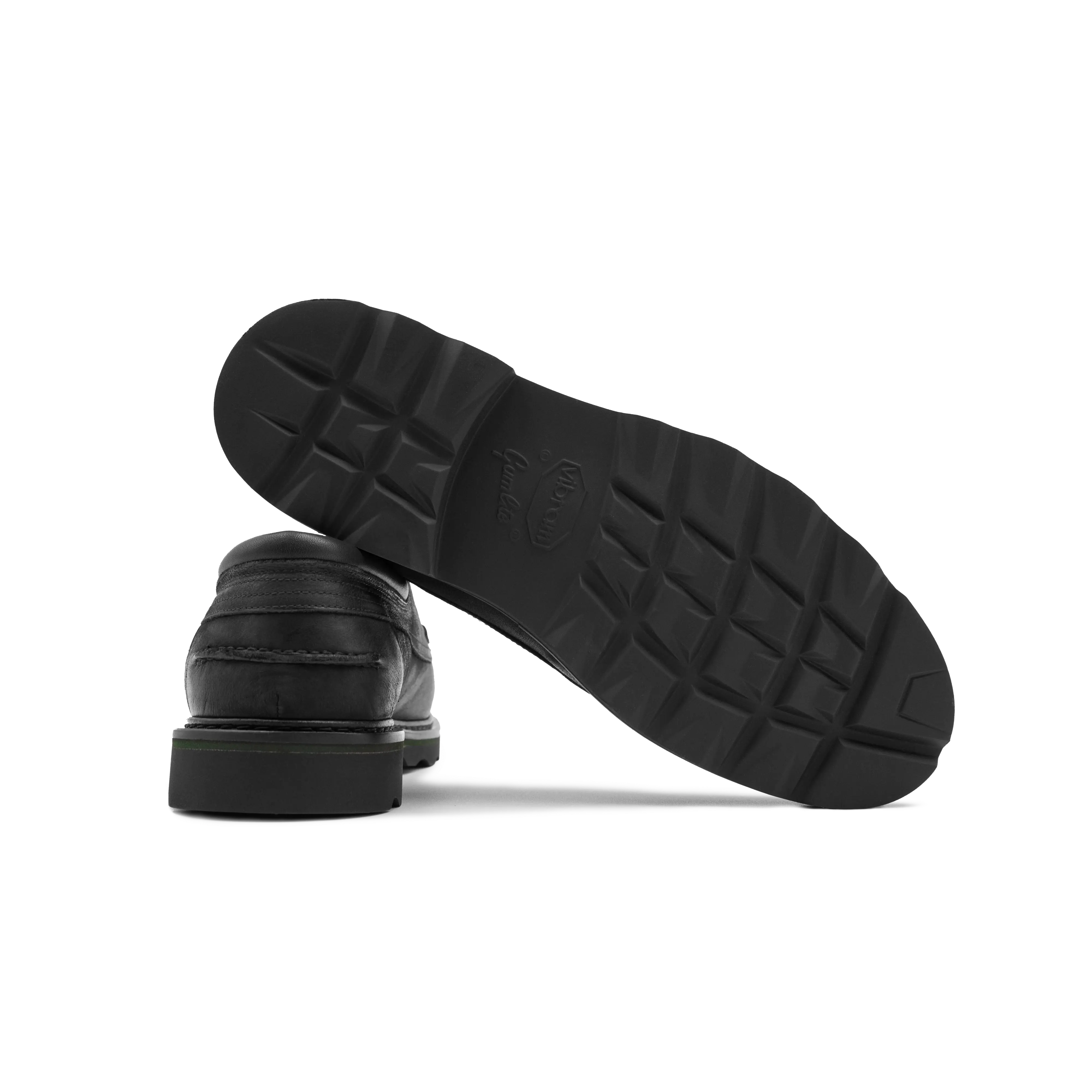 Dettaglio tecnico della suola cucita della scarpa Arona in pelle nera dei Maestri Ciccone in Gumlite VIbram, progettata per offrire flessibilità e resistenza nel labirinto urbano.