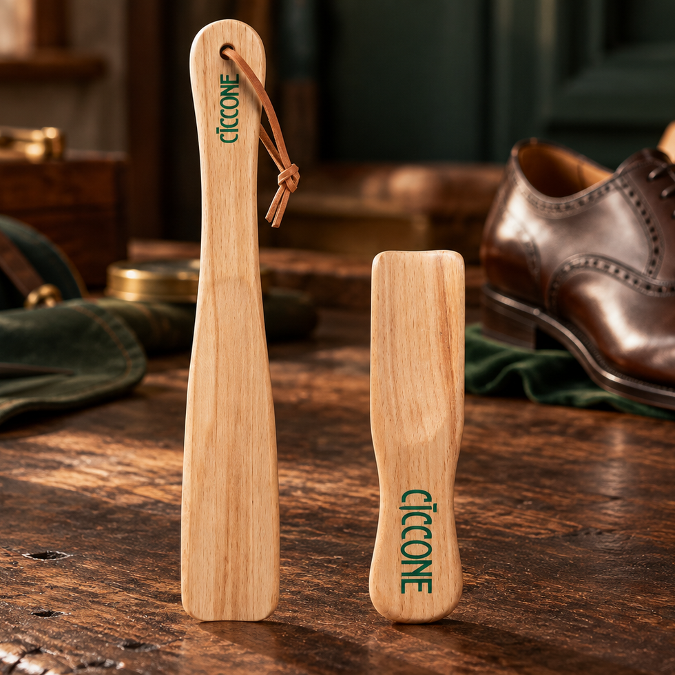 Calzascarpe Ciccone medio da 25 cm e piccolo da 15 cm in legno di faggio, ambientazione di bottega