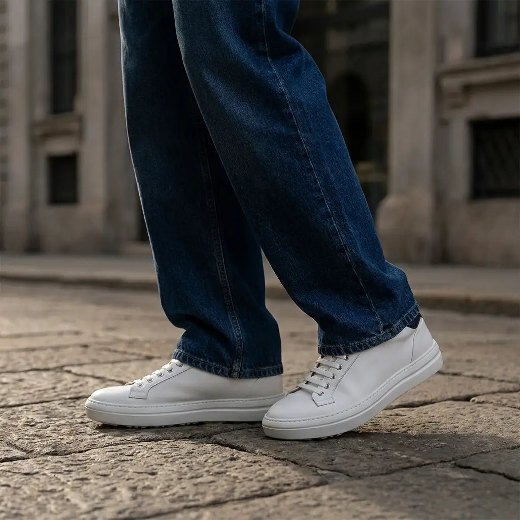 Sneaker da uomo in pelle bianca, modello Pescara di Ciccone - indossata