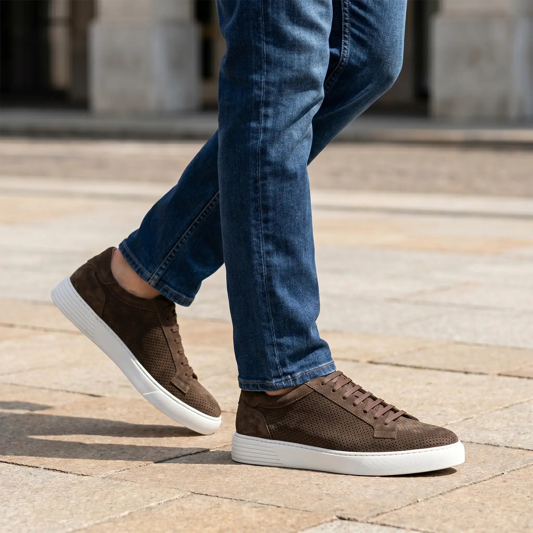 Sneakers estive in pelle traforata, colore testa di moro, modello Cagliari di Ciccone - foto indossata