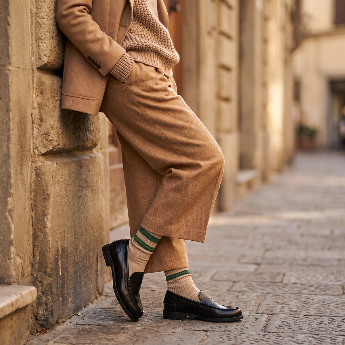 Mocassino da donna in pelle colore nero modello Amalfi indossato.