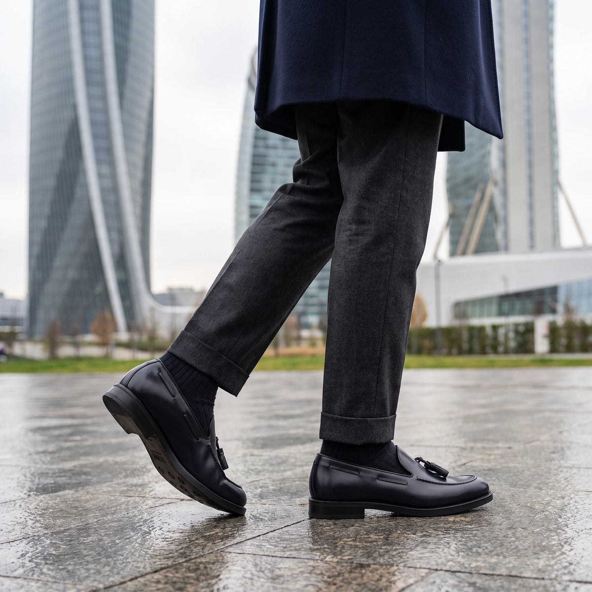 Mocassino da uomo colore nero modello Noto indossato.