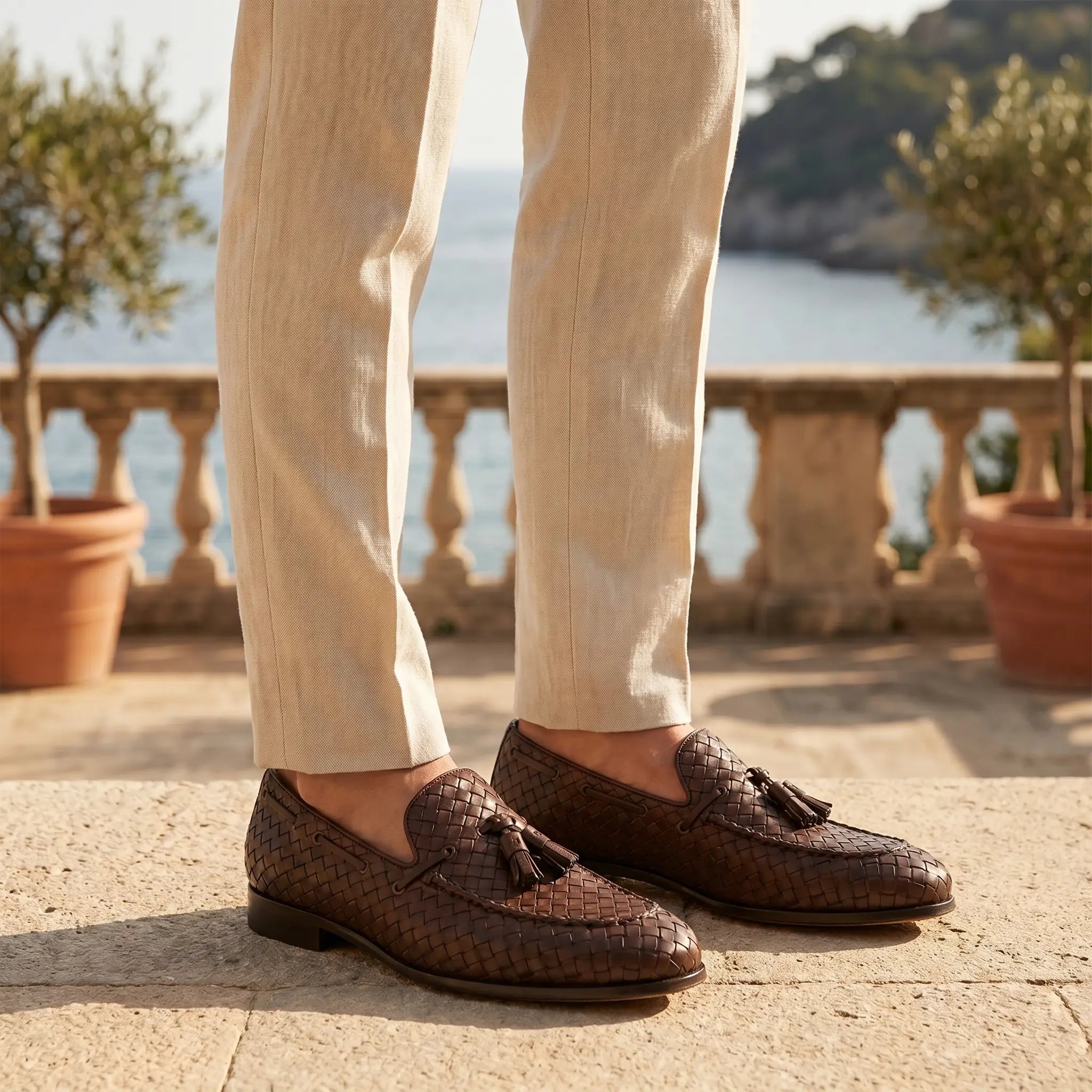 Mocassino da uomo in pelle intrecciata testa di moro con nappine, modello Pantelleria di Ciccone - foto indossata