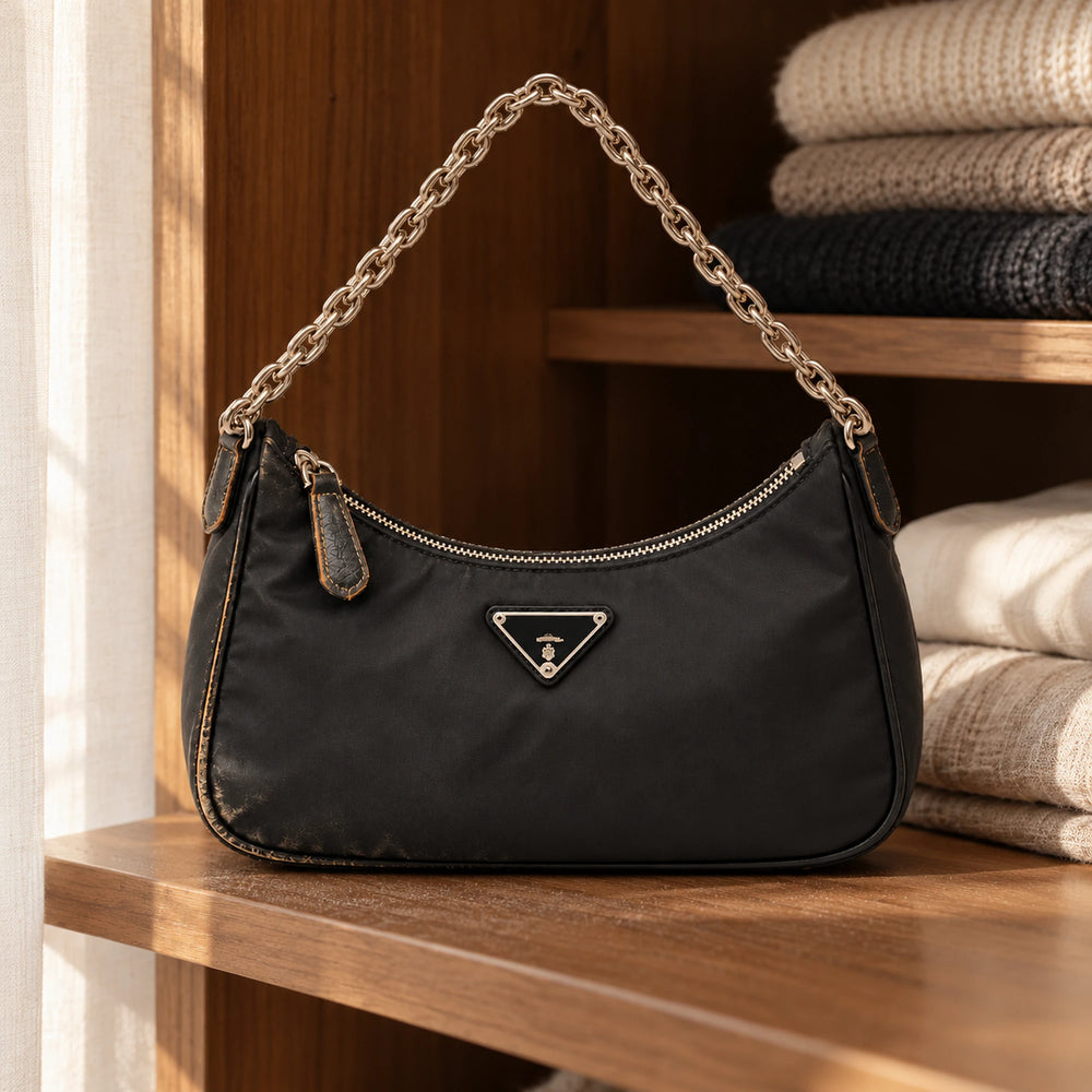 Prada Re-Edition in Nylon usurata in un contesto reale, prima della riparazione
