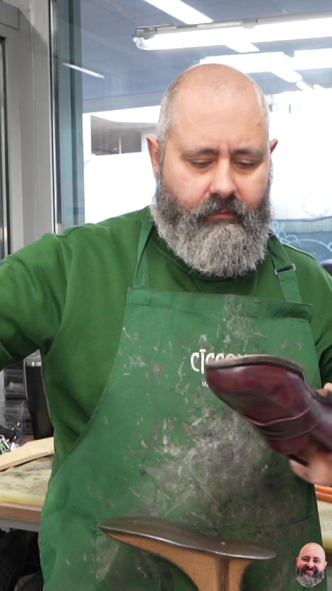 video di una risuolatura in cuoio di una scarpa da uomo marchio Crocket & Jones - Risuolatura fatta dai Maestri Ciccone