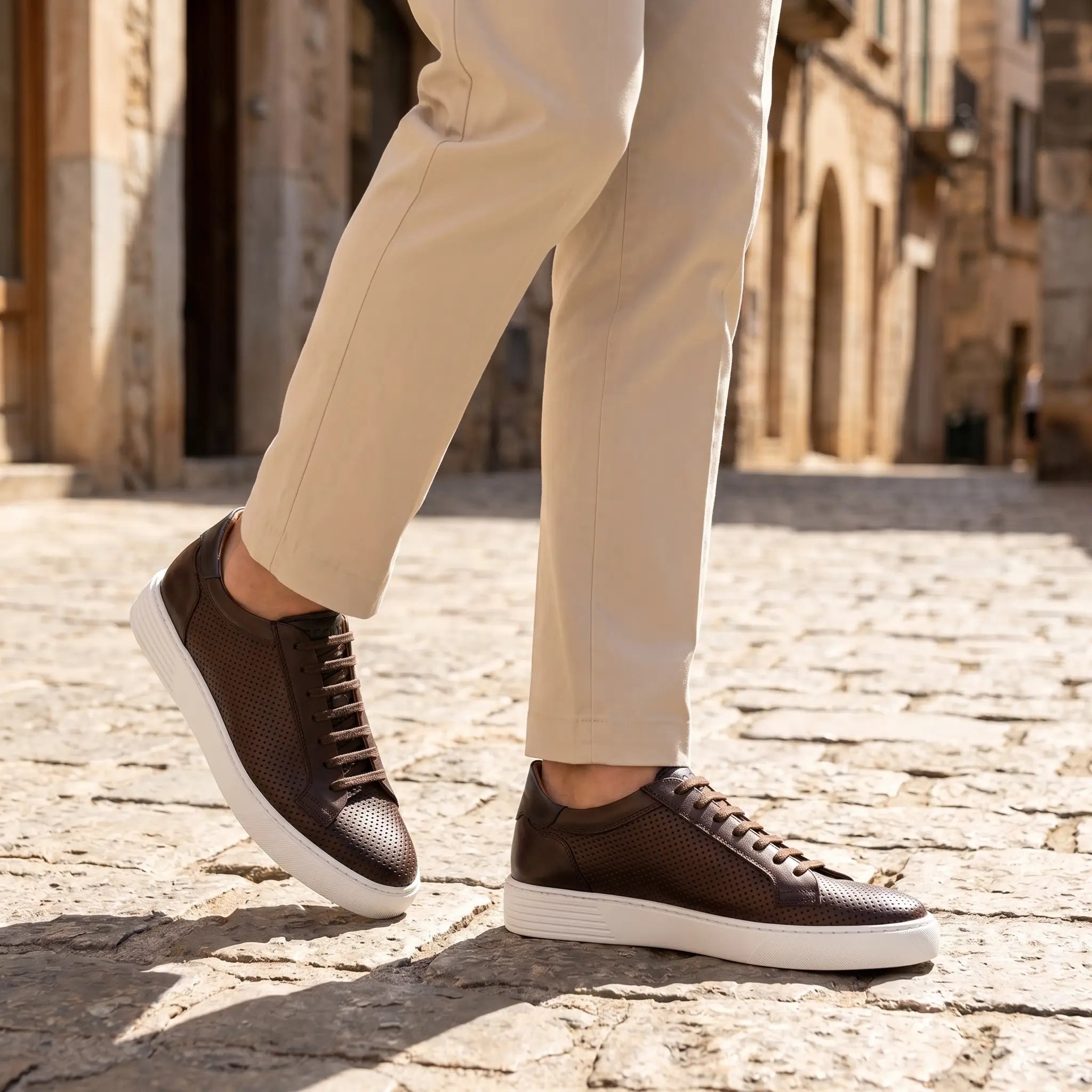 Sneakers estive da uomo in pelle colore testa di moro, modello Oristano di Ciccone - foto indossata