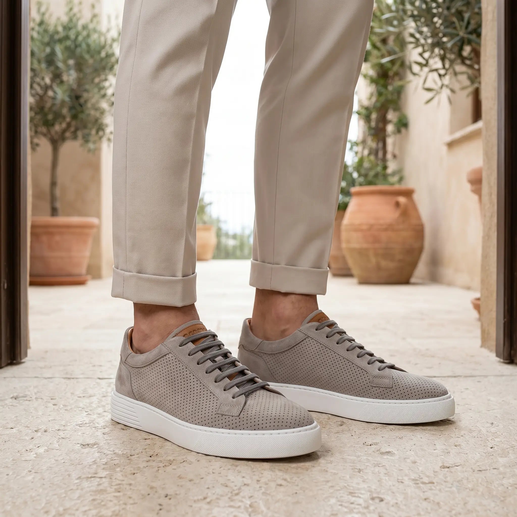 Sneakers estive in pelle traforata, colore Grigio, modello Cagliari di Ciccone - foto indossata