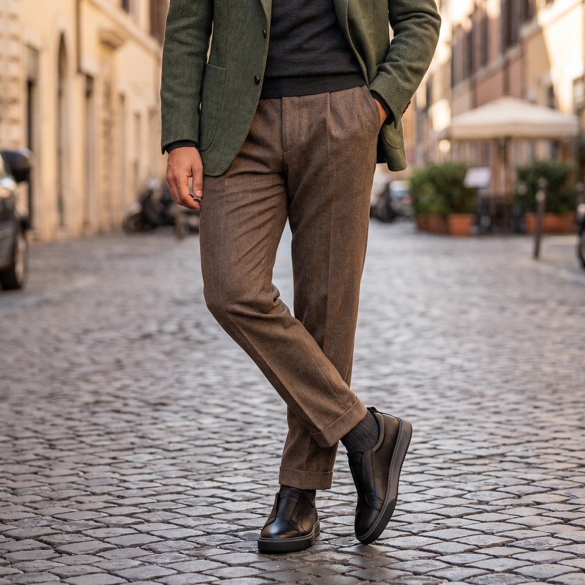 Sneakers da uomo in pelle colore nero modello Imola indossato.