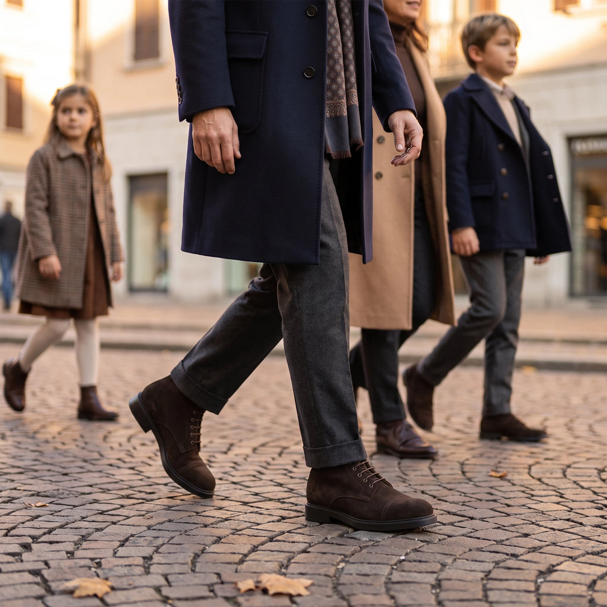 Stivaletto da uomo in pelle scamosciata modello Aosta indossato.